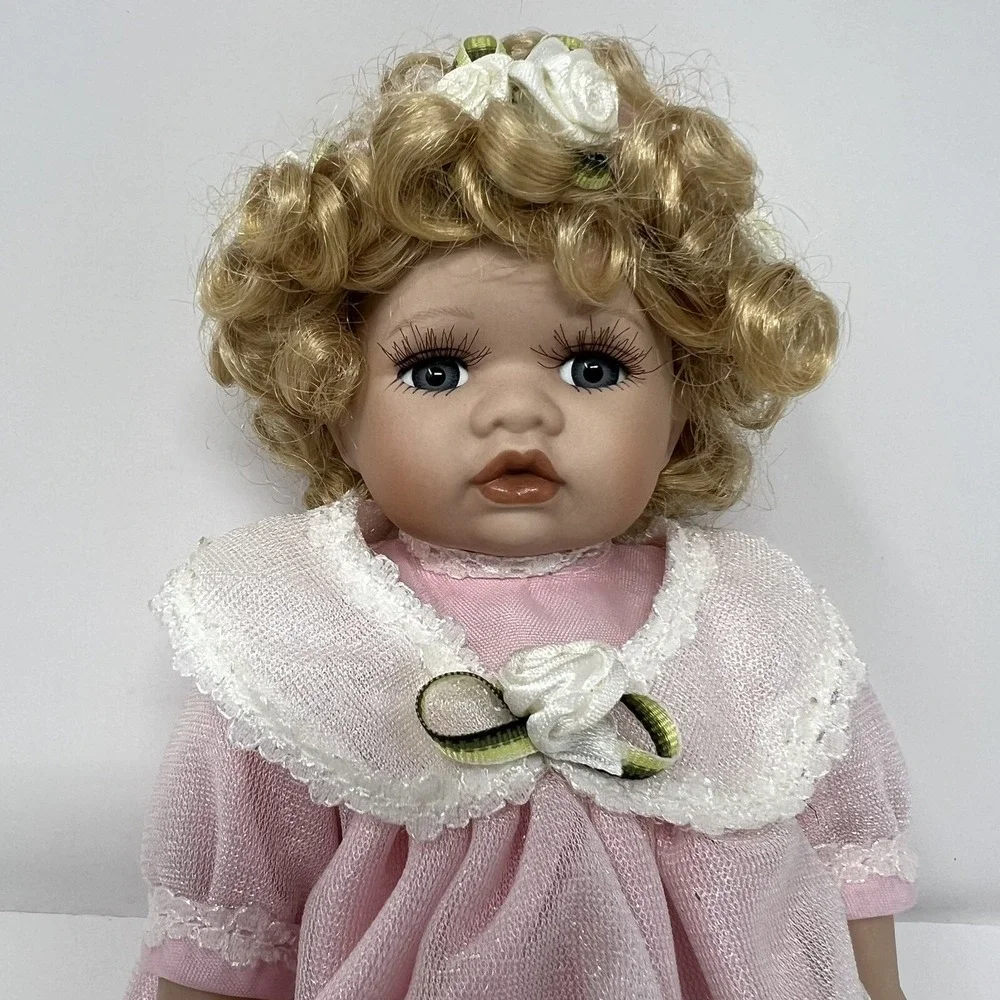 Avon Fairy Tale Collection Rapunzel Porcelain Doll 1986 Blonde Hair Collectible